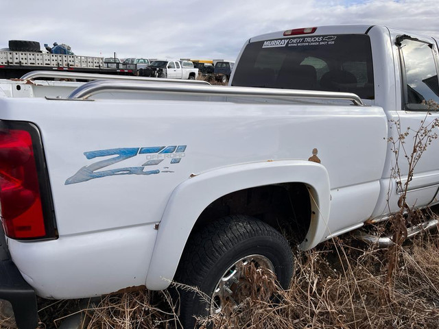 2004 Chevrolet Silverado 2500HD 6.6L Diesel 4x4 For Parting Out in Auto Body Parts in Manitoba - Image 2