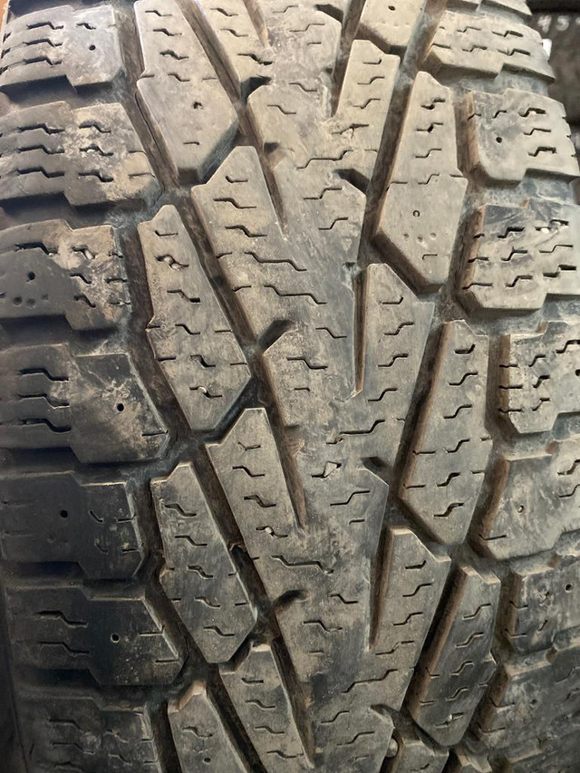 4 pneus dhiver LT245/70R17 119/116Q Nokian Hakkapeliitta LT 2 46.5% dusure, mesure 9-8-8-9/32 in Tires & Rims in Québec City - Image 2