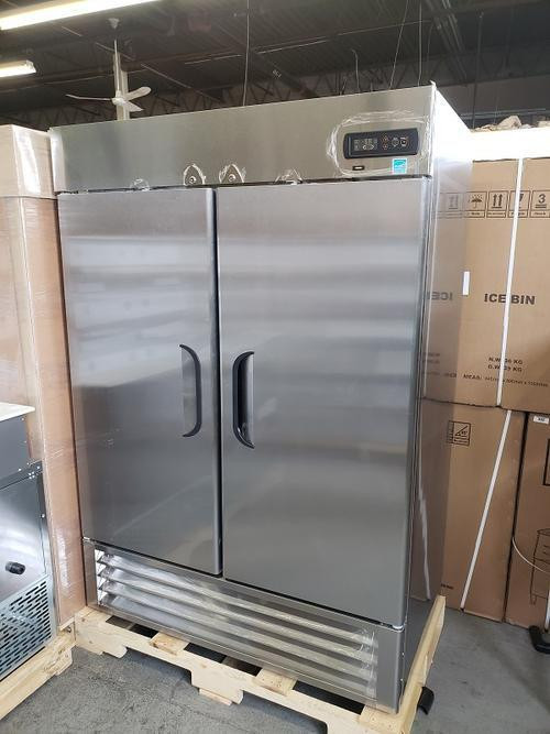 Brand New Double Solid Door 54 Wide Freezer- Made In North Korea dans Autres équipements commerciaux et industriels - Image 2