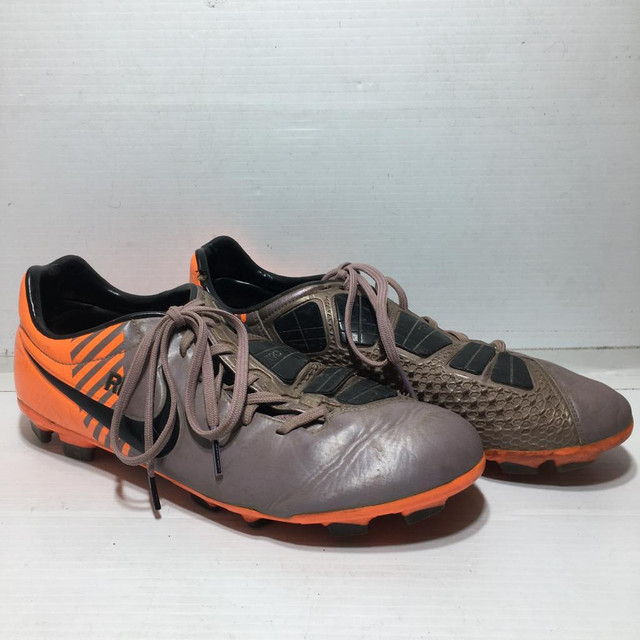 Nike T90 Soccer Cleats - Size 10.5 - Pre-owned - C69S4B in Soccer in Calgary