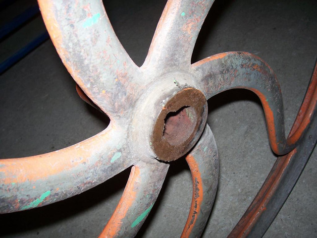 Roue antique en acier solide, 34 diamètre --- Antique solid steel 34 diameter wheel in Arts & Collectibles in West Island - Image 3