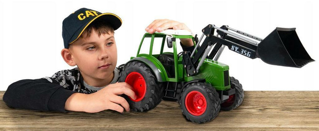 NEW RC FARM TRACTOR & FRONT LOADER J49067 in Toys in Regina - Image 2