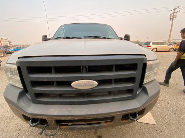 2006 Ford Super Duty F-250 Supercab 142 XL 4WD: ONLY FOR PARTS in Auto Body Parts - Image 2
