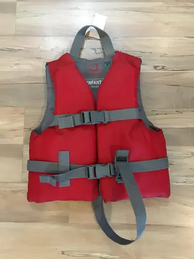 A beautifully maintained youth PFD by Outbound. Fit for youths between 33 - 55 lbs. No flaws or sign...
