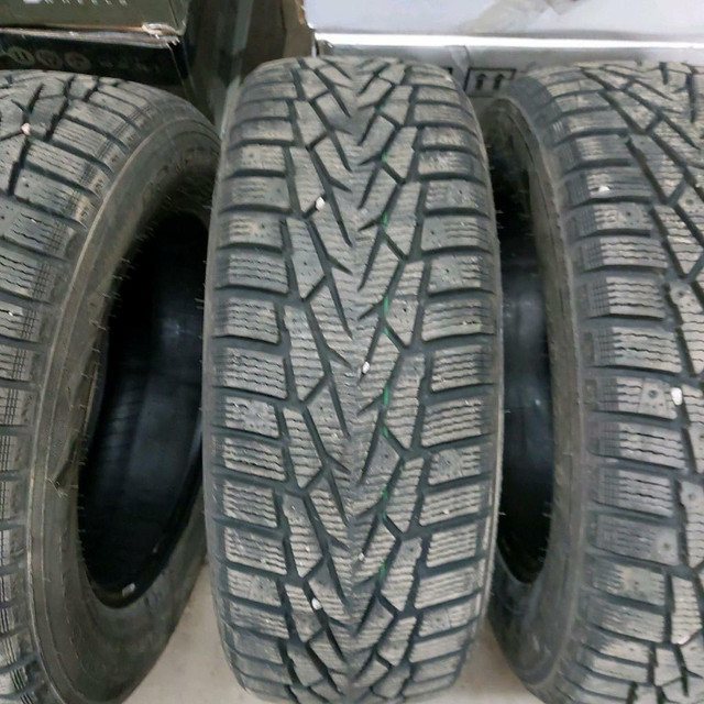 4 pneus dhiver P215/65R16 102T Nokian Nordman 7 SUV 20.5% dusure, mesure 10-11-10-11/32 in Tires & Rims in Québec City - Image 2