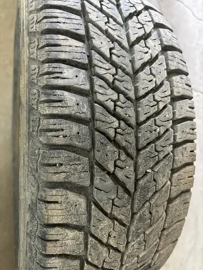 4 pneus dhiver P235/55R17 99T Goodyear Ultra Grip Winter 36.5% dusure, mesure 8-9-8-8/32
