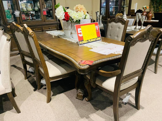 White Dining Table and 6 Chairs Available on Discount!! dans Mobilier de salle à manger et cuisine  à Région de Windsor - Image 3