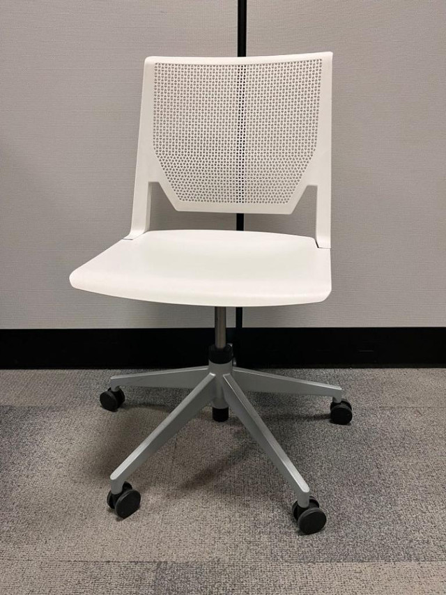 Haworth Very Boardroom Chair  White  Armless dans Chaises, Fauteuils inclinables  à Région de Kitchener