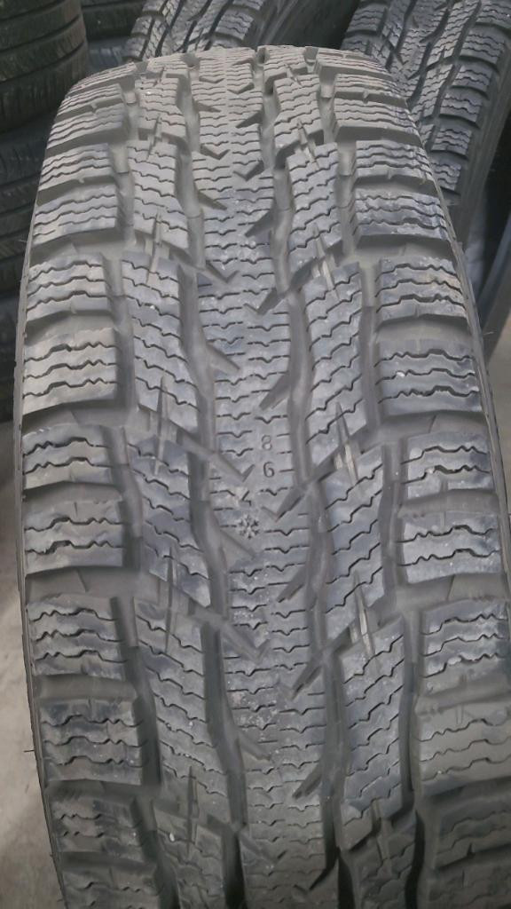 4 pneus d'hiver LT195/75R16 107/105R Nokian Hakkapeliitta CR3 27.0% d'usure, mesure 10-9-10-9/32 in Tires & Rims in Québec City - Image 2