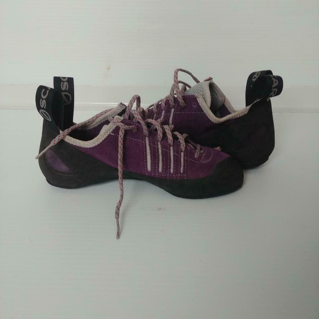 Scarpa Lace Up Climbing Shoes - Size 6 - Pre-owned - EUC9HV in Fishing, Camping & Outdoors in Calgary - Image 2