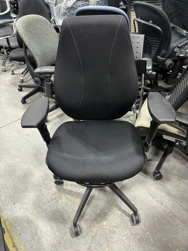 Gry Mattr+ergoCentric airCentric 3 Task Chair-Excellent Condition-Call us now! in Chairs & Recliners in Toronto (GTA)
