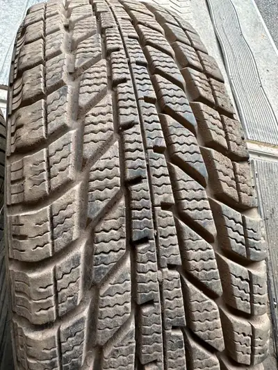 1 pneu d hiver 235/75r15 toyo a l etat neuf