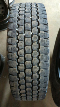 4 pneus dhiver LT245/75R16 120/116Q Bridgestone Blizzak W965 32.0% dusure, mesure 12-11-12-12/32