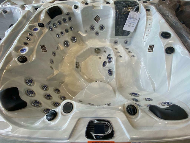 Liquidation Spa 9,999$ , Neuf ET Usager , OUVERT 7 Jour in Hot Tubs & Pools in Longueuil / South Shore - Image 3