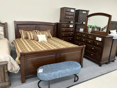 Solidwood Bedroom Set in Queen Size