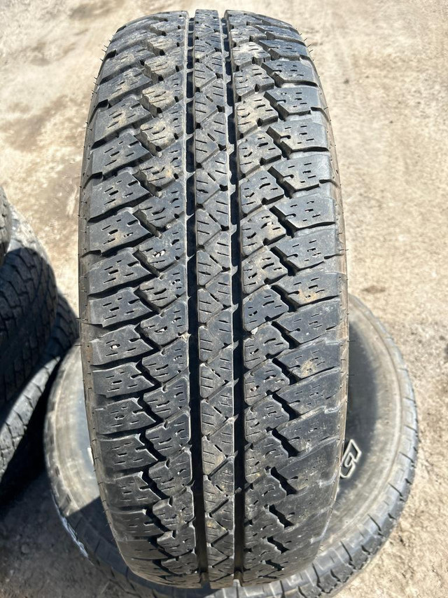 4 pneus dété P255/70R18 112S Bridgestone Dueler A/T RH-S 38.0% dusure, mesure 9-8-9-8/32 in Tires & Rims in Québec City - Image 2