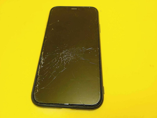 Iphone XR 64Gb BACK CRACKED UNLOCKED CELL PHONE CELLULAIRE APPLE in Cell Phones in City of Montréal - Image 2