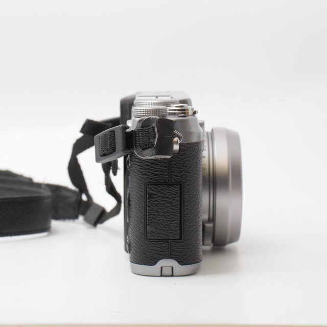 Fujifilm x100 Finepix (ID - C-845) in Cameras & Camcorders - Image 3