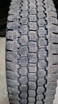 4 pneus dhiver LT225/75R16 115/112Q Bridgestone Blizzak W965 38.0% dusure, mesure 10-11-11-10/32