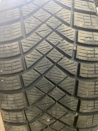 4 pneus dhiver P215/65R16 102T Pirelli Winter Ice Zero FR 24.0% dusure, mesure 8-9-8-9/32