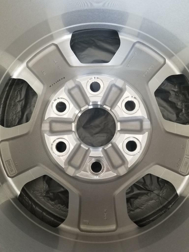 ONE ONLY. NOT FOUR      BRAND  NEW  IN BOX  CHEVY SILVERADO FACTORY OEM  18 INCH  ALLOY WHEEL .ONE ONLY.NO CENTER CAP in Tires & Rims in Ontario - Image 2