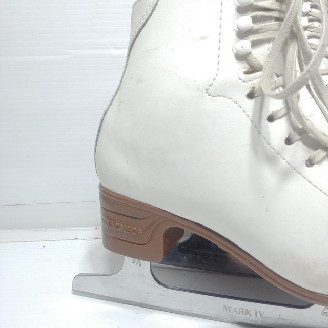 Jackson Classique Figure Skates - Size 6C - Pre-owned - S5NW4Q in Other in Calgary - Image 2