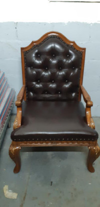 chaise cuir capitonné, bois sculpté