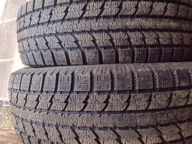 2 pneus d hiver 215/70r16 Toyo à létat neuf in Tires & Rims in Lévis - Image 3