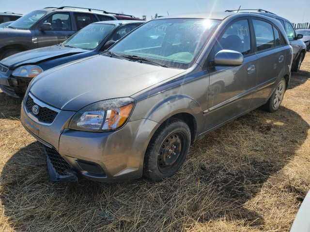 Parting out WRECKING: 2011 Kia Rio Hatchback  Parts in Other Parts & Accessories in Longueuil / South Shore - Image 2