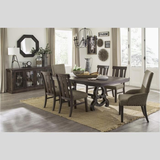Solidwood Dining Table with 6 Fabric Chairs in sarnia dans Mobilier de salle à manger et cuisine  à Sarnia