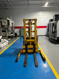 Industrial Hand Operated Electrical Forklift/Lift Truck (3000 lbs capacity)