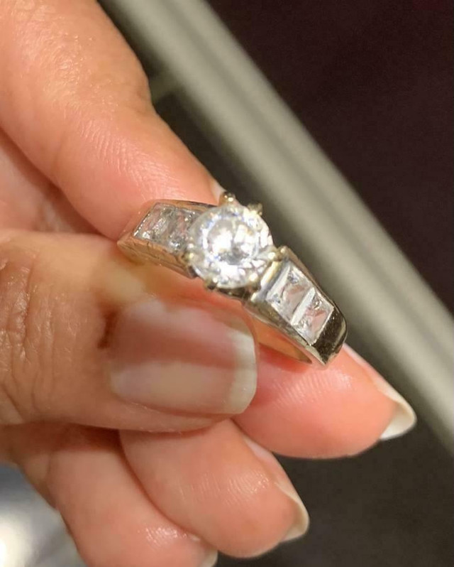 Cubic Zirconia and 14K Yellow Gold Engagement Ring (Size 8)  sparkling exactly as Natural Diamonds in Jewellery & Watches in Markham / York Region - Image 4