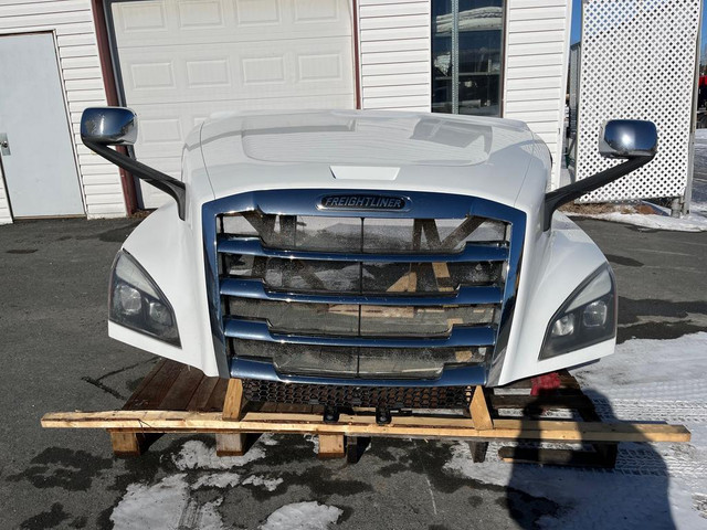 2019 - Freightliner New Cascadia - Hood in Heavy Equipment Parts & Accessories - Image 2