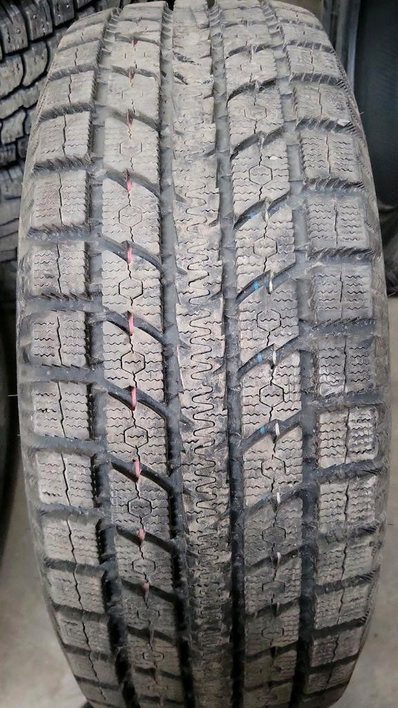 4 pneus dhiver P255/60R19 108T Toyo Observe GSi5 3.0% dusure, mesure 12-11-12-12/32 in Tires & Rims in Québec City - Image 2