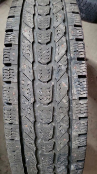 2 pneus dhiver LT235/85R16 120/116R Firestone Winterforce LT 55.5% dusure, mesure 8-7/32
