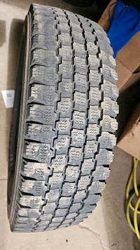 4 pneus dhiver LT225/75R16 115/112Q Bridgestone Blizzak W965 43.5% dusure, mesure 8-10-10-10/32