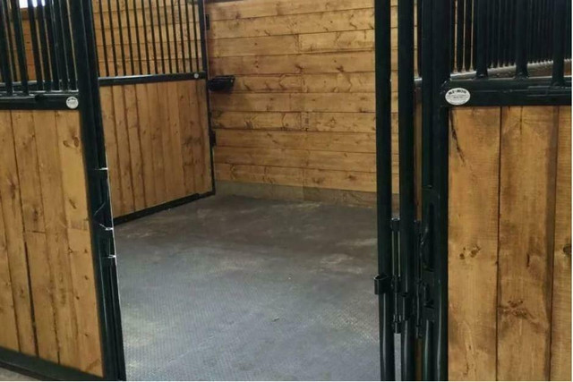 SilverTec Premium Portable 4&#39; x 6&#39; x 1 Interlocking Therapeutic Horse Stall Mats in Other in Ontario - Image 2